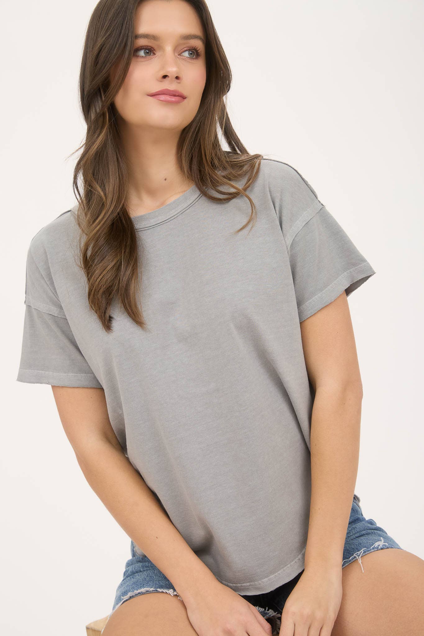 EXPOSED SEAM SHORT SLEEVE TOP