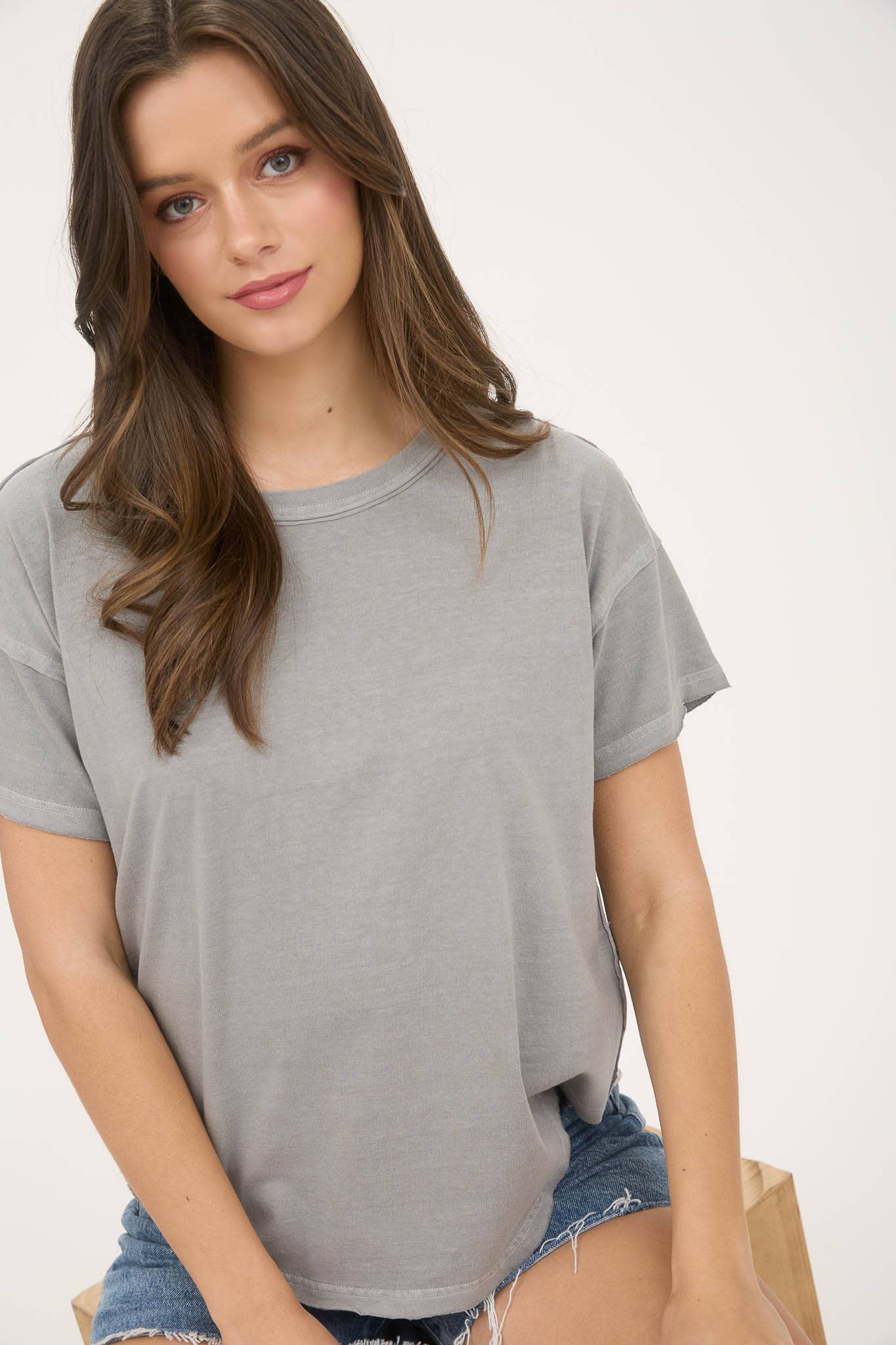 EXPOSED SEAM SHORT SLEEVE TOP