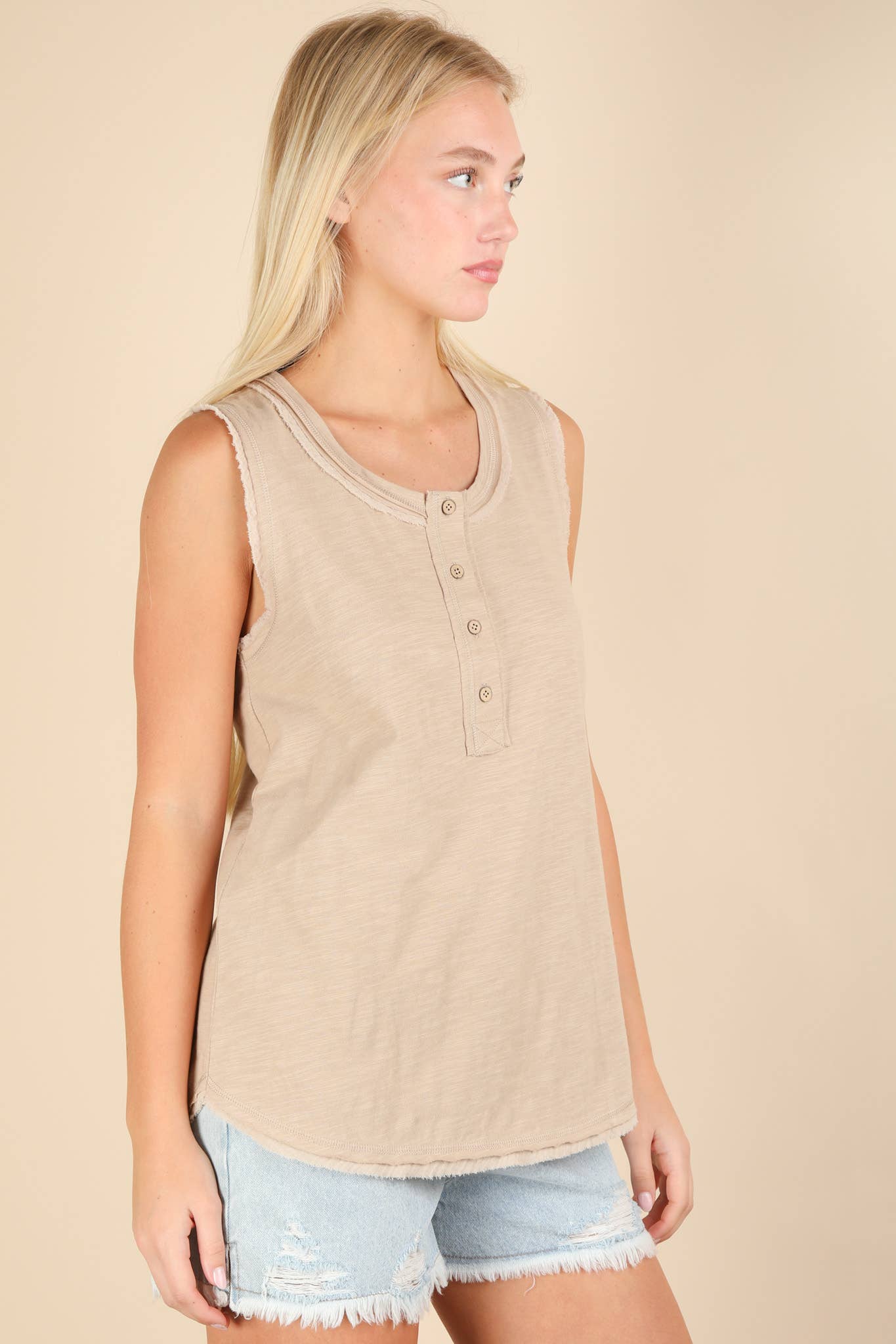 Raw edge button tank